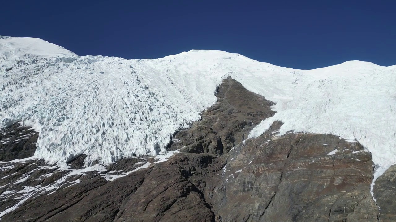 中国西藏自治区山南地区浪卡子县卡若拉冰川航拍视角冬季晴天美丽风景视频素材