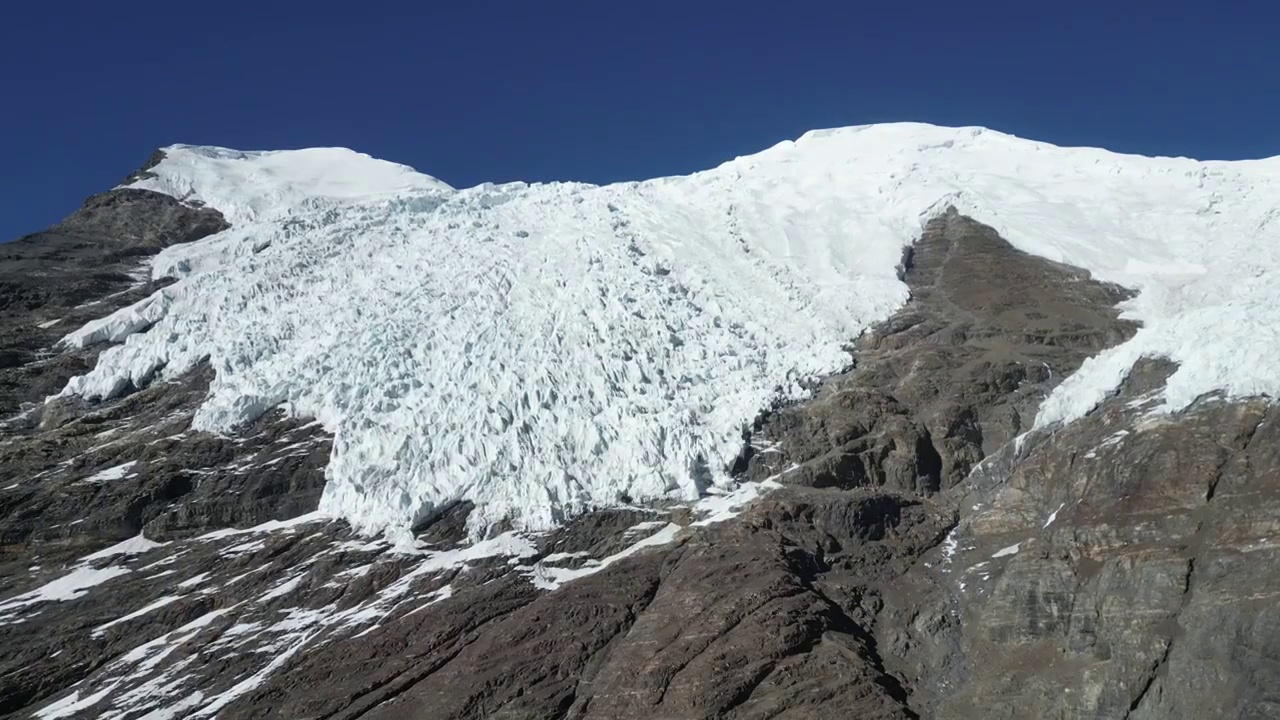 中国西藏自治区山南地区浪卡子县卡若拉冰川航拍视角冬季晴天美丽风景视频素材