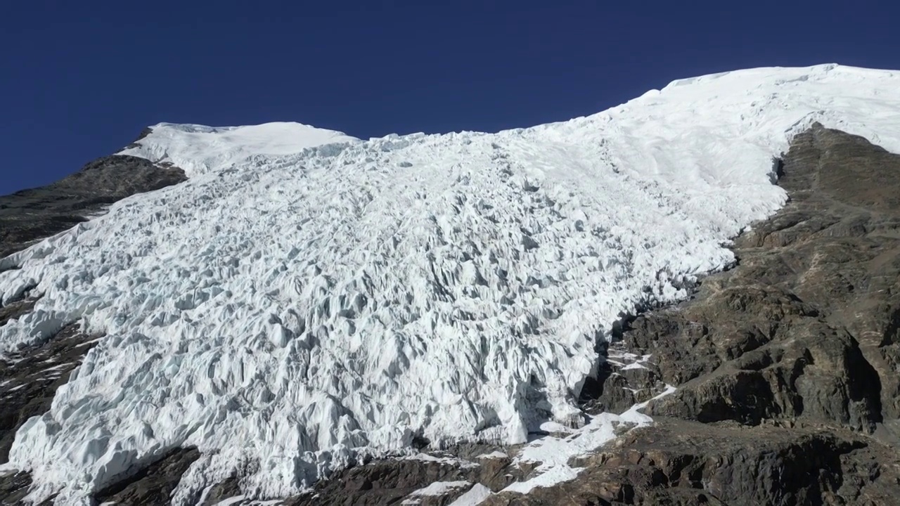 中国西藏自治区山南地区浪卡子县卡若拉冰川航拍视角冬季晴天美丽风景视频素材