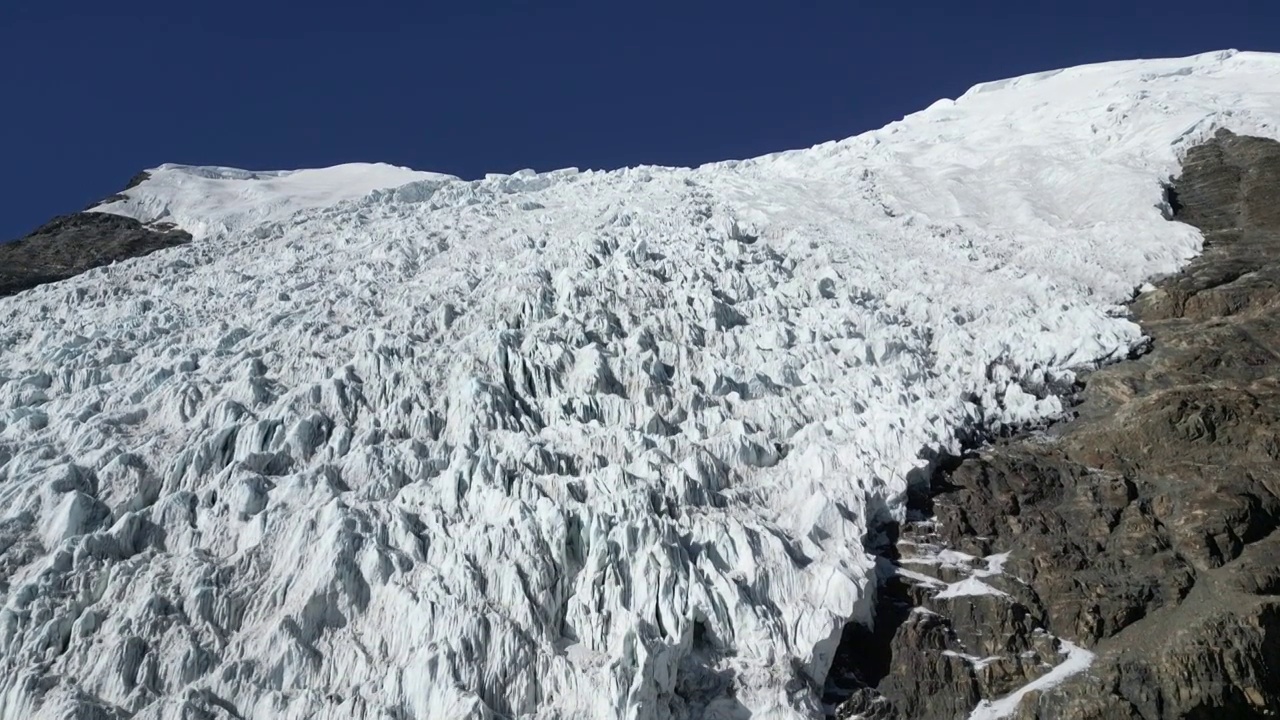 中国西藏自治区山南地区浪卡子县卡若拉冰川航拍视角冬季晴天美丽风景视频素材