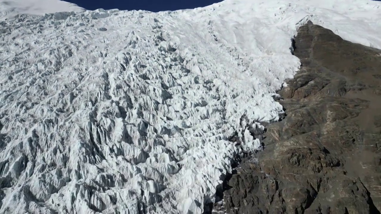 中国西藏自治区山南地区浪卡子县卡若拉冰川航拍视角冬季晴天美丽风景视频素材