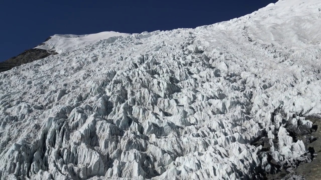 中国西藏自治区山南地区浪卡子县卡若拉冰川航拍视角冬季晴天美丽风景视频素材