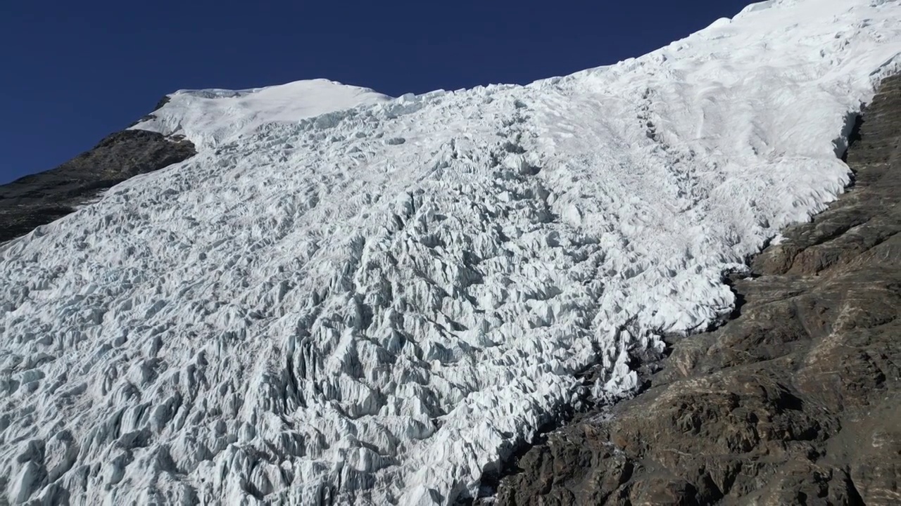 中国西藏自治区山南地区浪卡子县卡若拉冰川航拍视角冬季晴天美丽风景视频素材