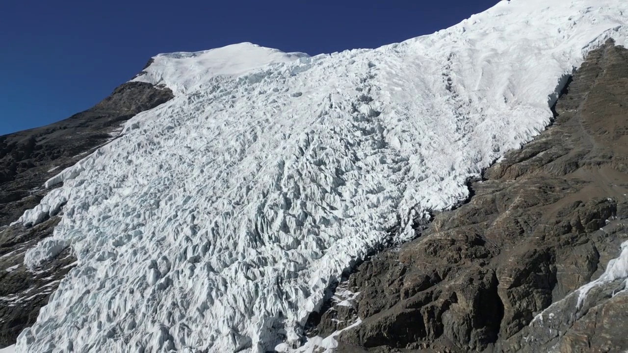 中国西藏自治区山南地区浪卡子县卡若拉冰川航拍视角冬季晴天美丽风景视频素材