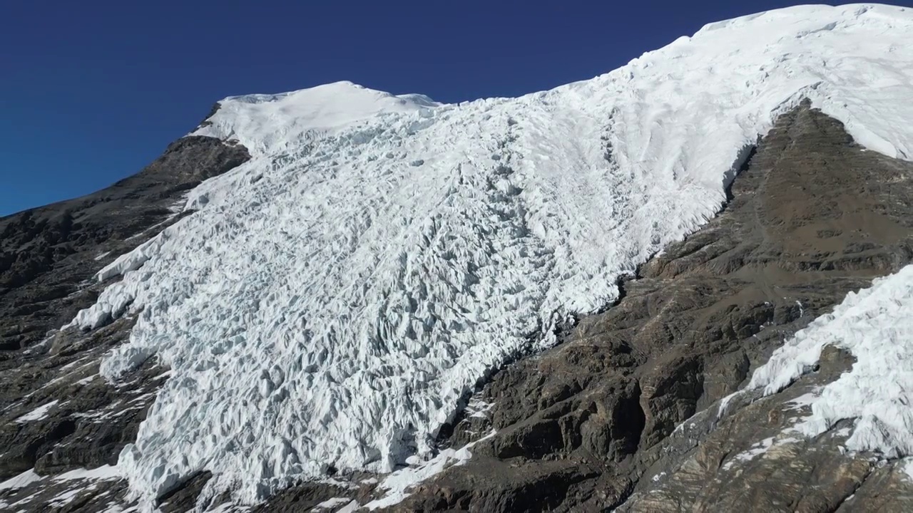 中国西藏自治区山南地区浪卡子县卡若拉冰川航拍视角冬季晴天美丽风景视频素材