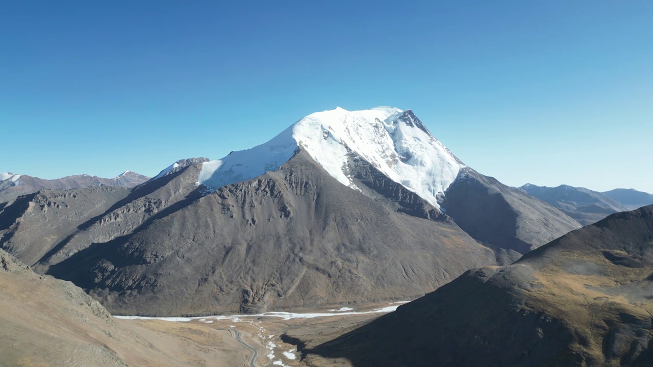 中国西藏自治区山南地区浪卡子县卡若拉冰川航拍视角冬季晴天美丽风景视频素材