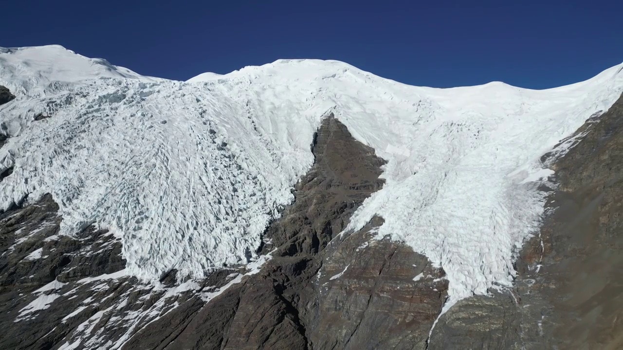 中国西藏自治区山南地区浪卡子县卡若拉冰川航拍视角冬季晴天美丽风景视频素材