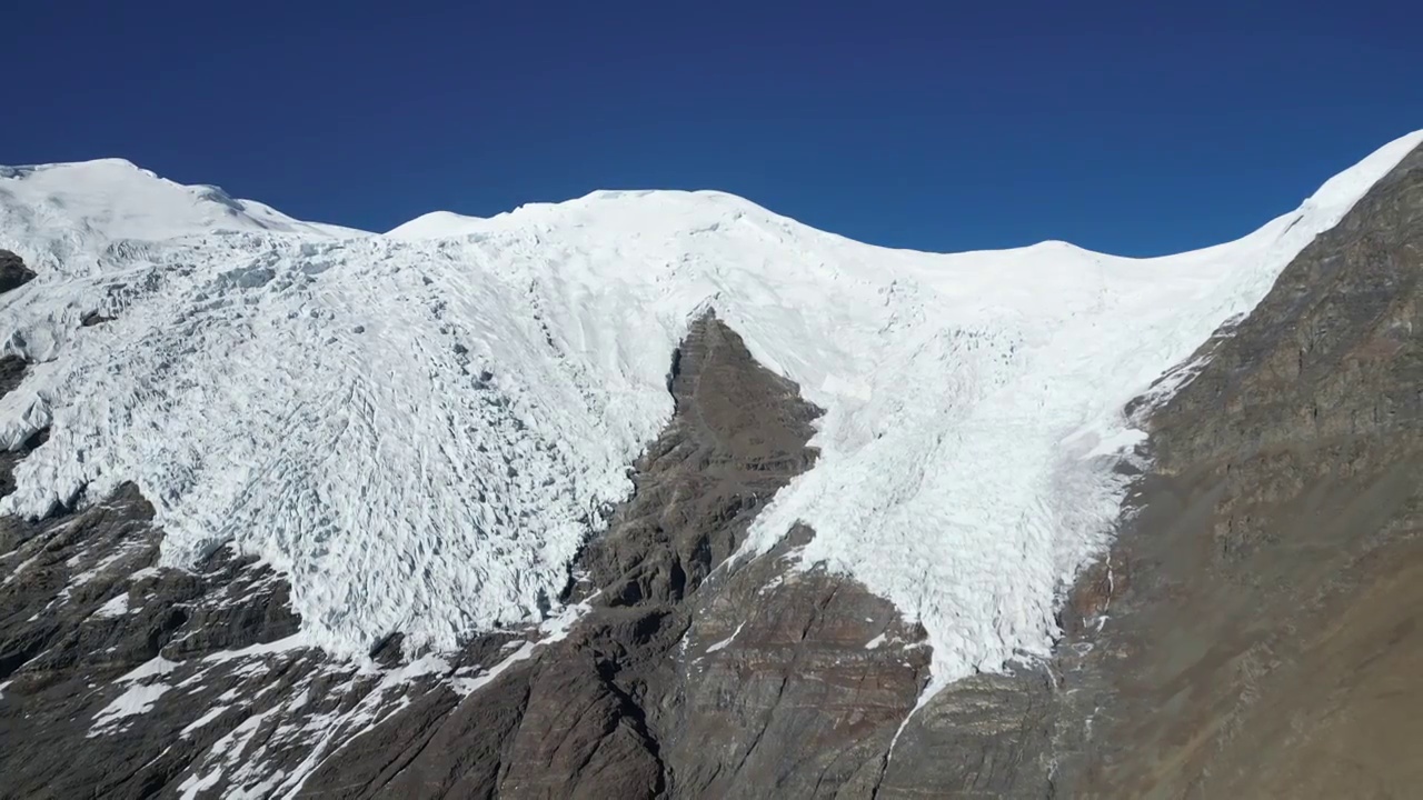 中国西藏自治区山南地区浪卡子县卡若拉冰川航拍视角冬季晴天美丽风景视频素材