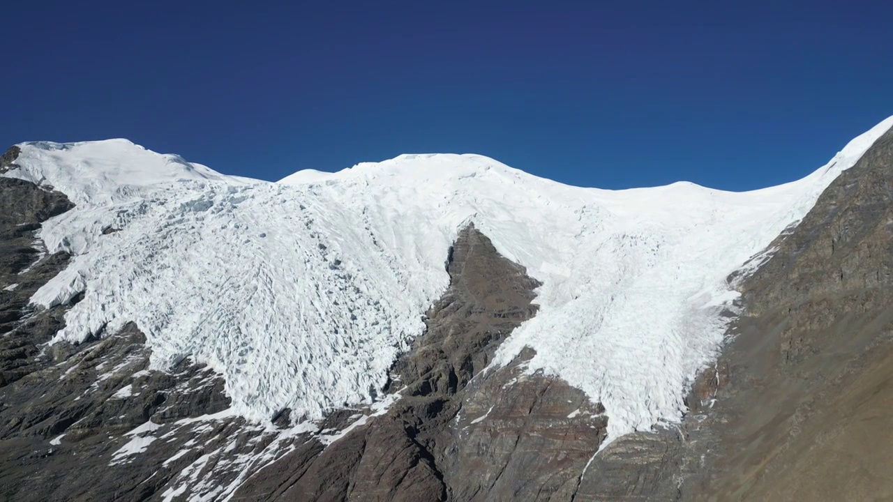 中国西藏自治区山南地区浪卡子县卡若拉冰川航拍视角冬季晴天美丽风景视频素材