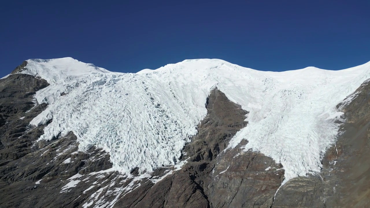 中国西藏自治区山南地区浪卡子县卡若拉冰川航拍视角冬季晴天美丽风景视频素材