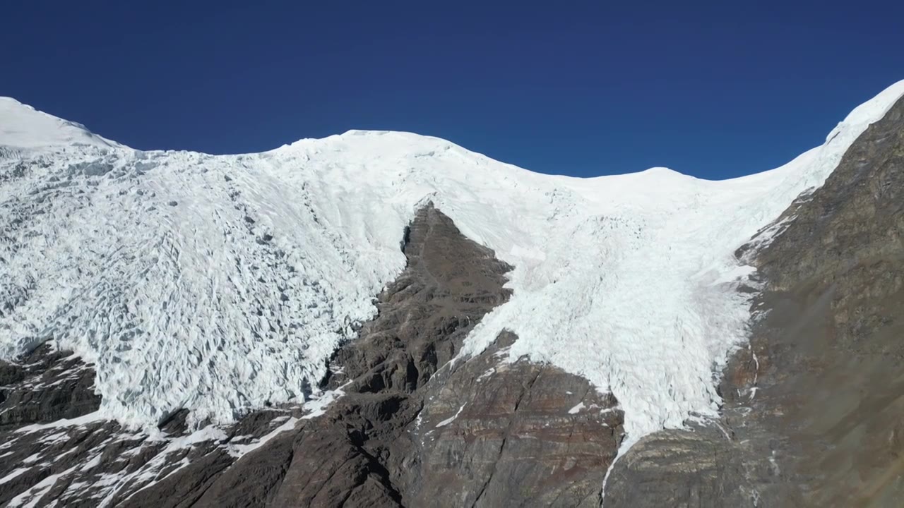 中国西藏自治区山南地区浪卡子县卡若拉冰川航拍视角冬季晴天美丽风景视频素材