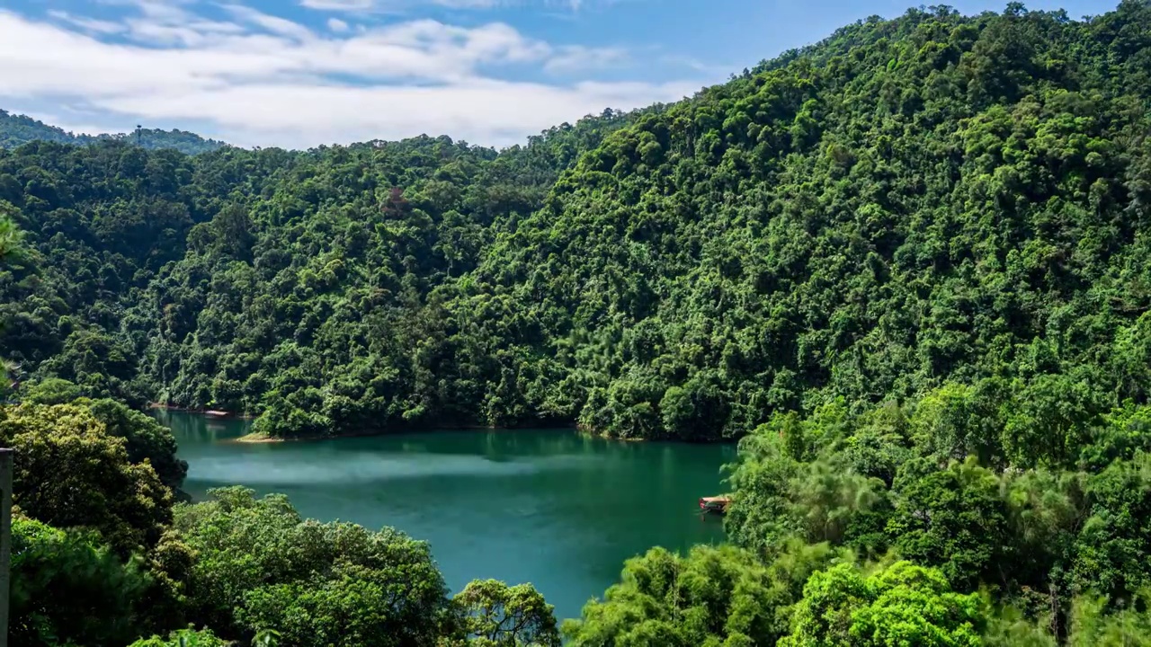 中国广东肇庆市鼎湖山蝴蝶谷观光游船和自然风光延时摄影视频素材