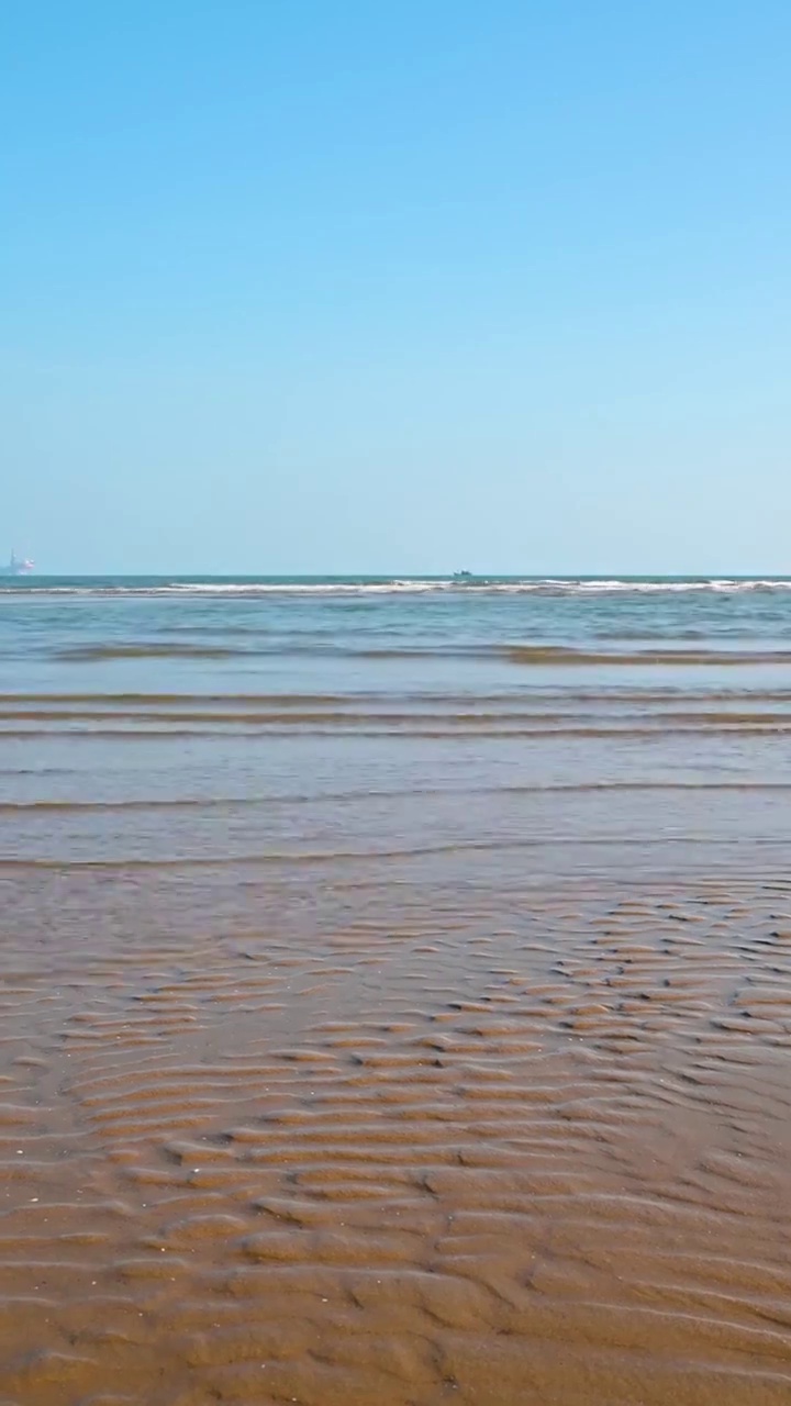 蓝色海滩与海浪 竖屏视频素材