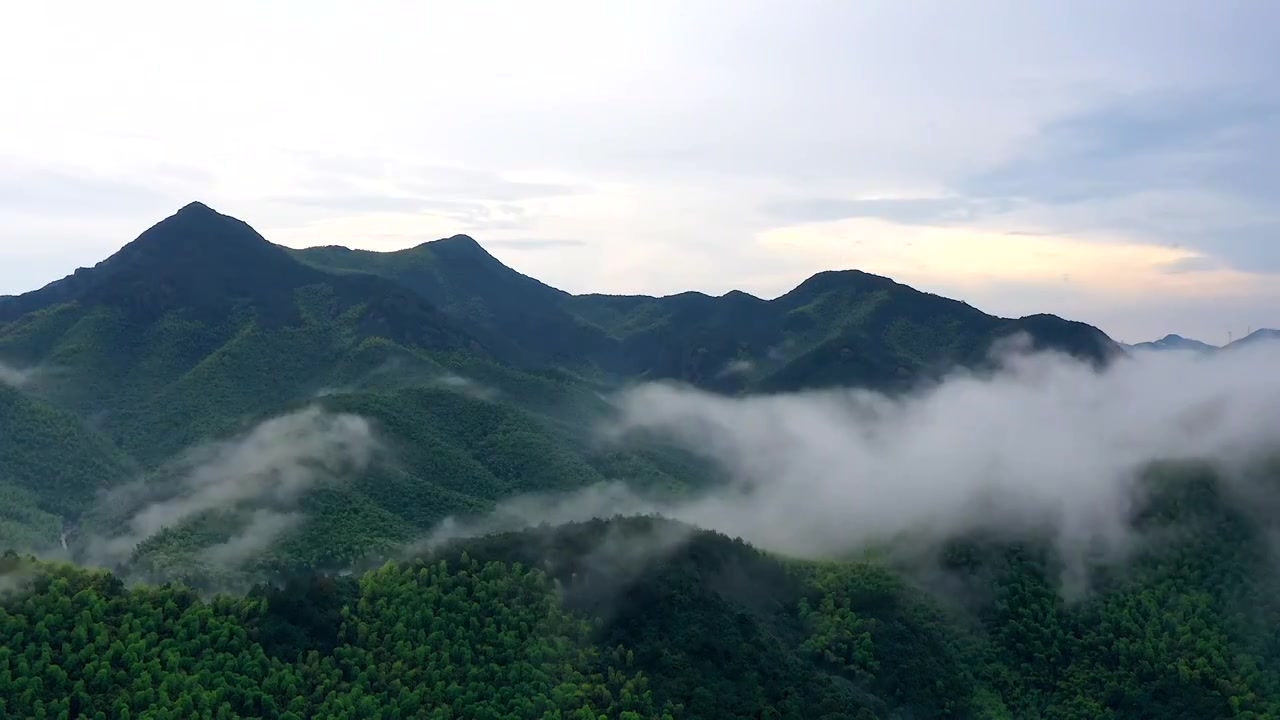 延时航拍浙江湖州山谷烟雨自然风光视频下载