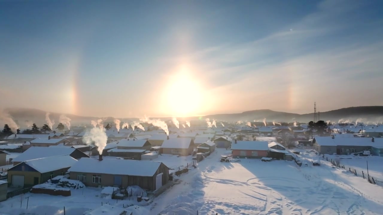 漠河北极村日出日晕彩虹冬天雪景炊烟袅袅视频下载