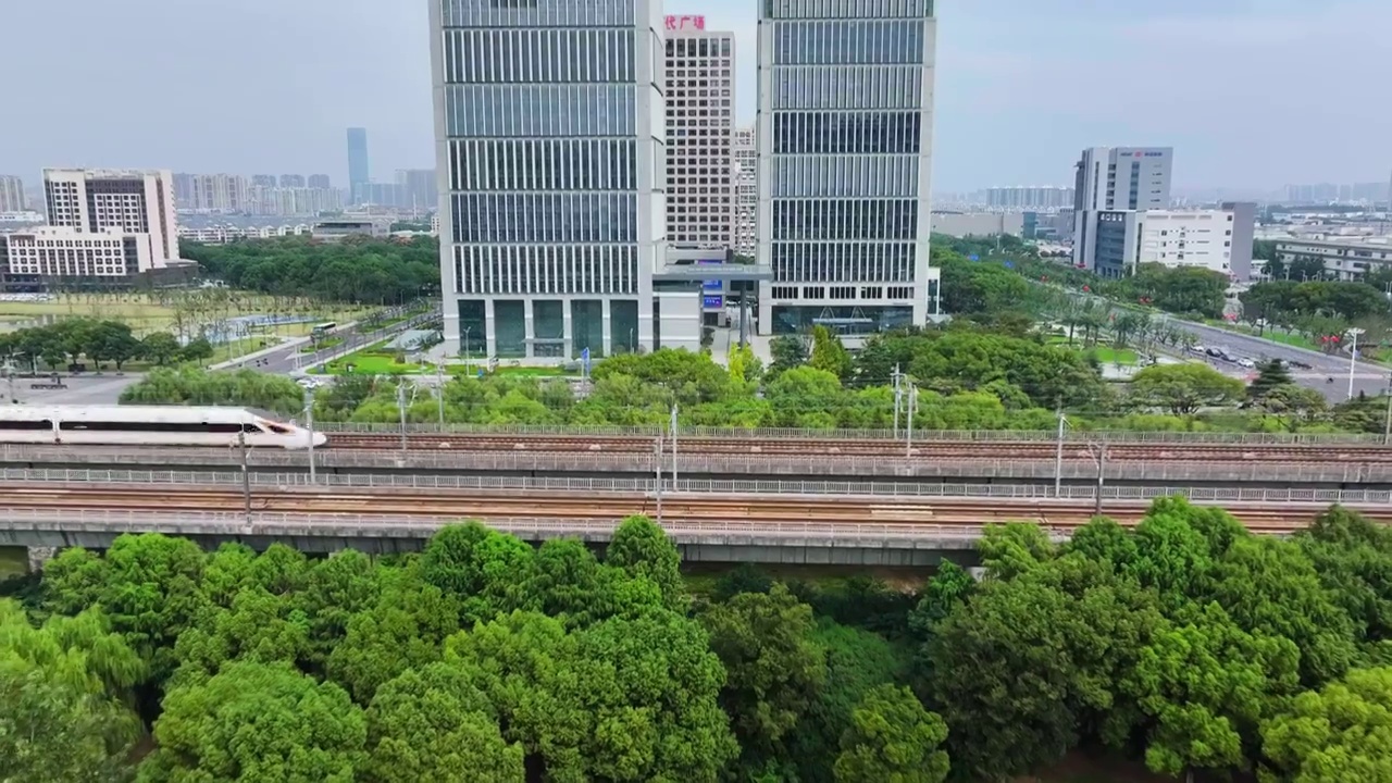 复兴号进站航拍空镜视频素材