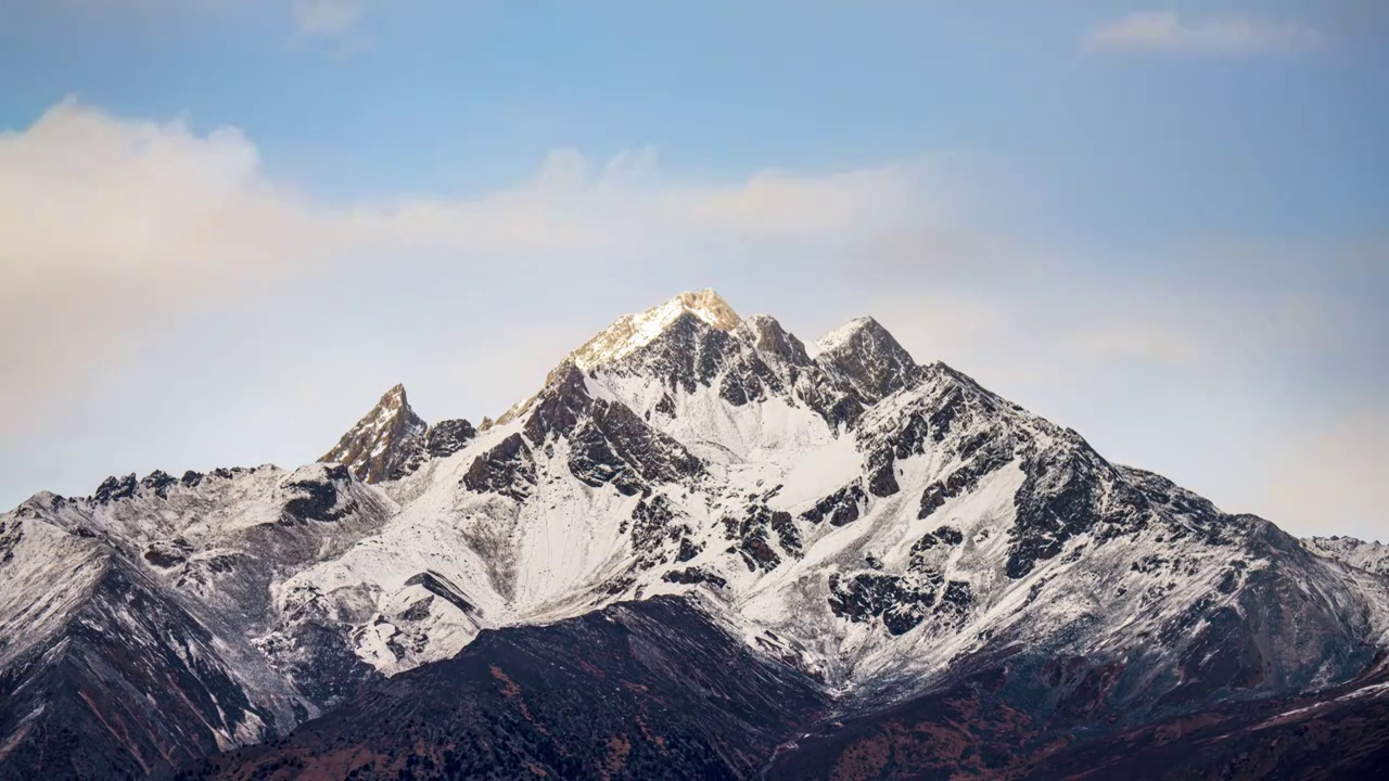 航拍格聂雪山白昼风光延迟视频素材