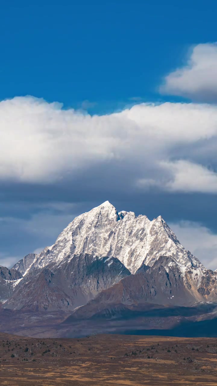 雅拉雪山白昼风光延迟视频素材