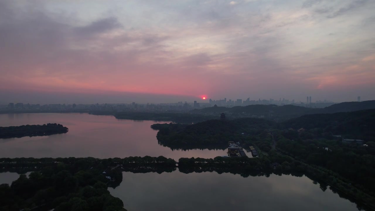 杭州西湖浴鹄湾无人机航拍朝霞日出风光视频素材