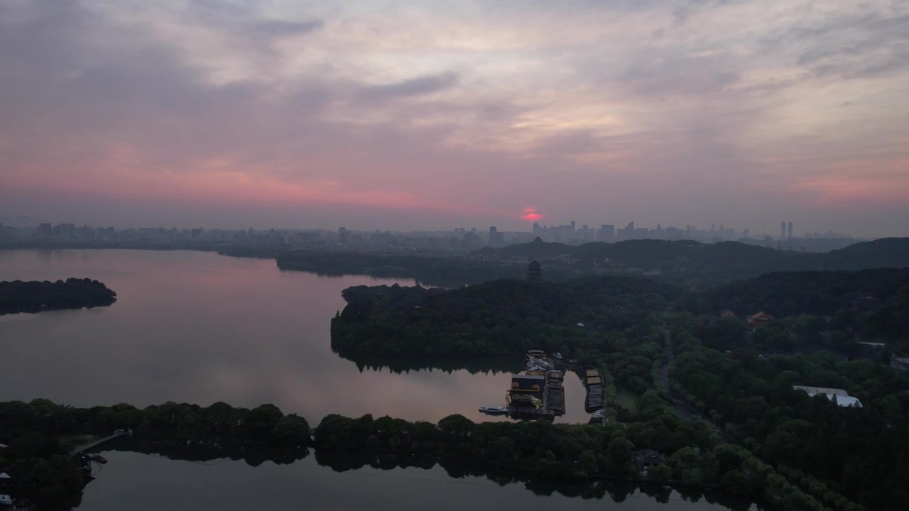 杭州西湖浴鹄湾无人机航拍朝霞日出风光视频素材