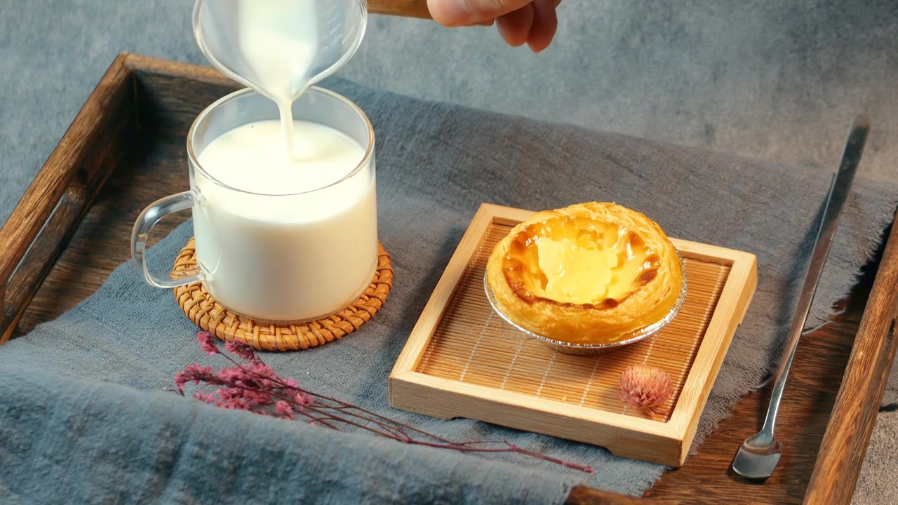 新鲜出炉美味蛋挞外皮酥脆混合着牛奶和鸡蛋的甜味口感嫩滑蛋挞液中的鸡蛋和牛奶完美融合早餐下午茶香气扑鼻视频下载