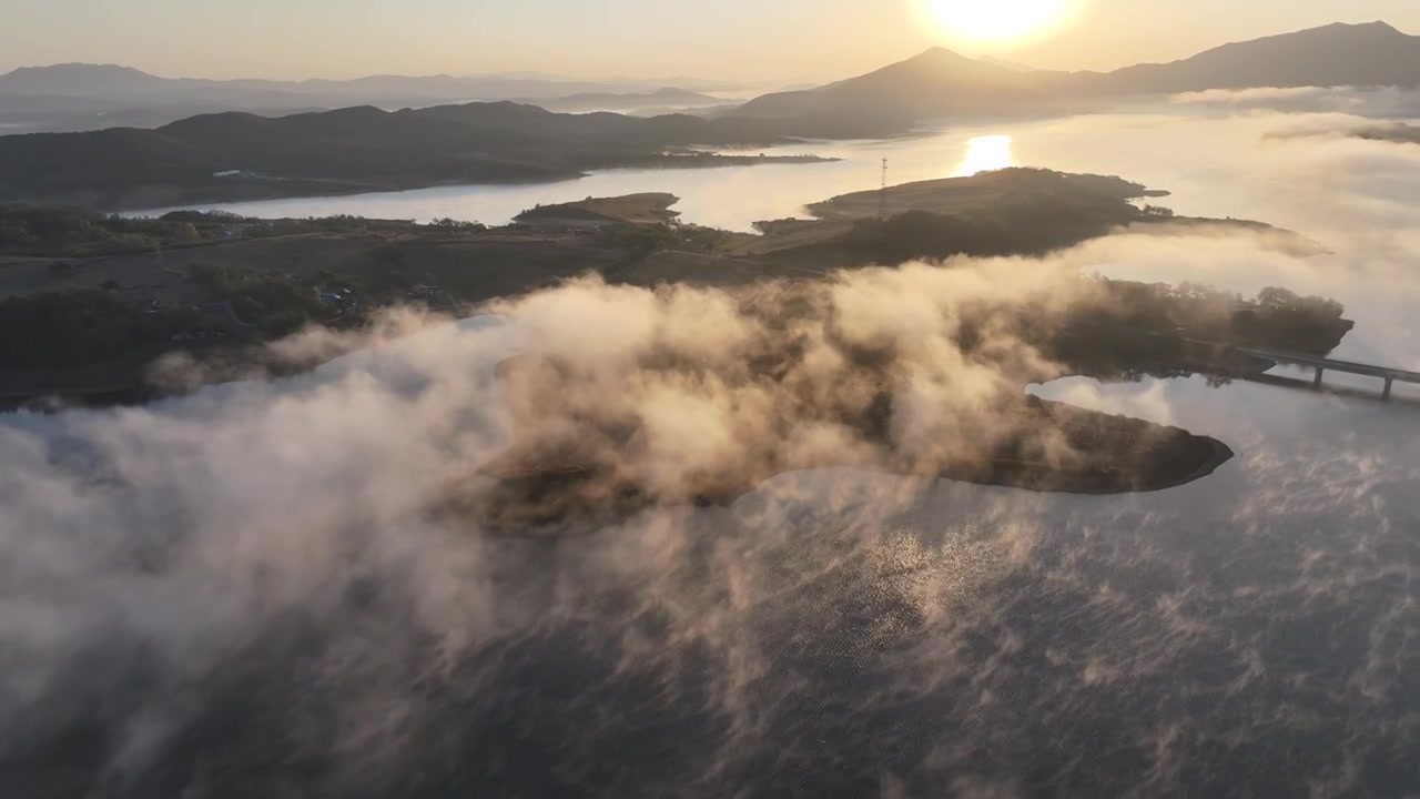 大连庄河英那河水库英那河大桥秋冬季日出晨雾视频下载