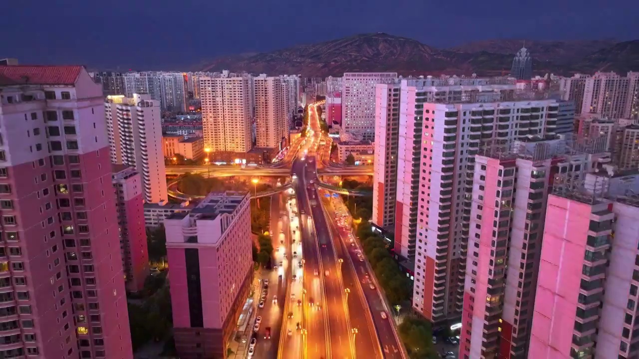 青海西宁住宅楼高架夜景航拍延时视频下载