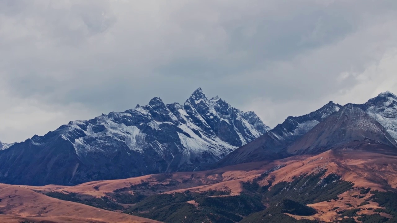 航拍格聂雪山白昼风光视频素材