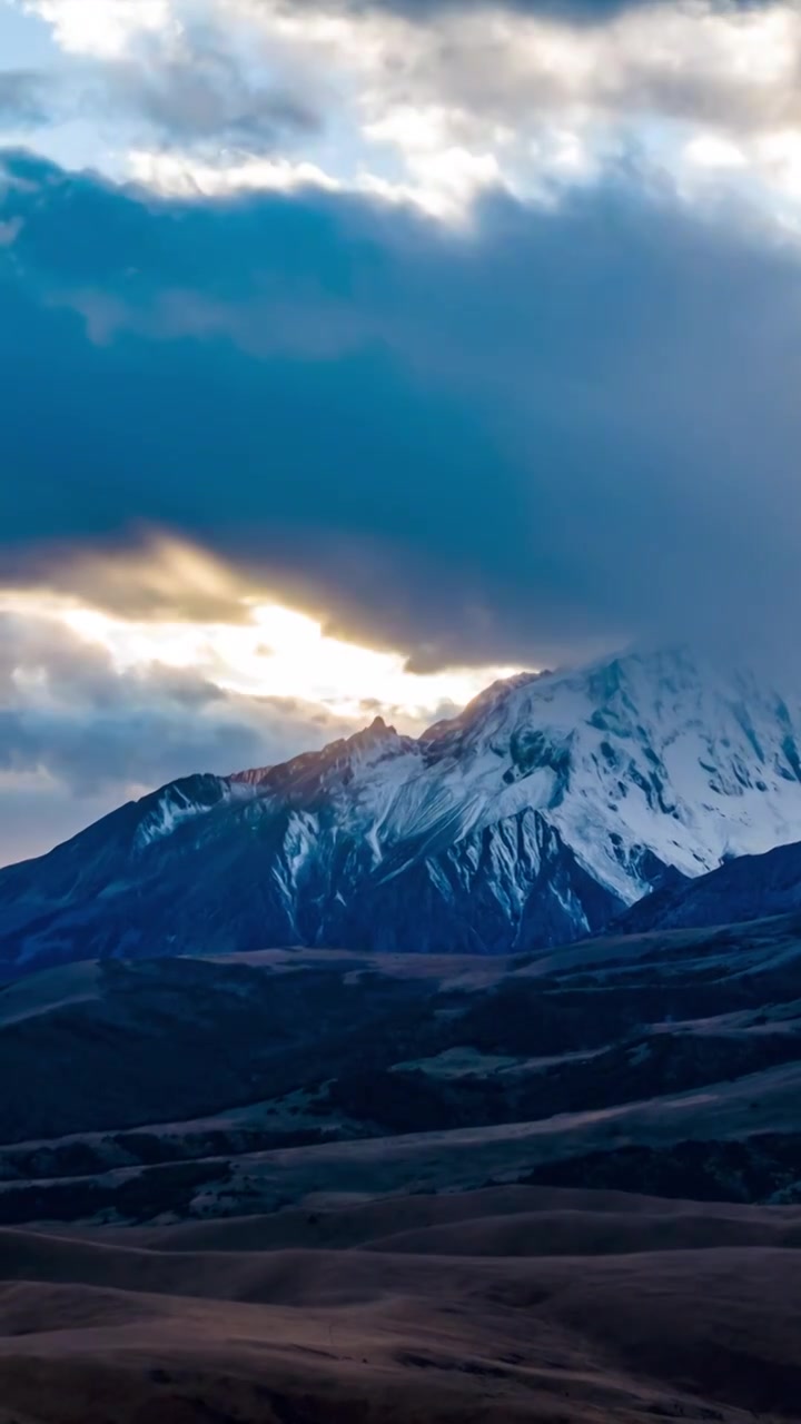 航拍格聂雪山黄昏延迟视频素材