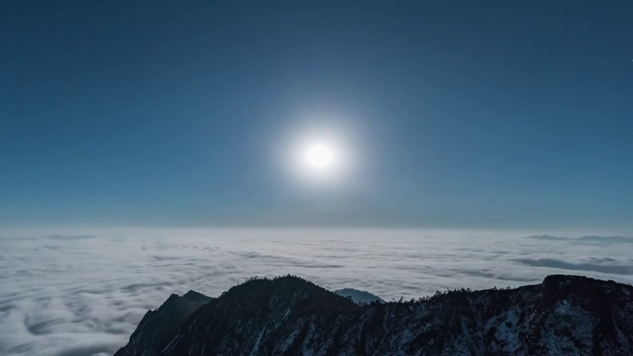 牛背山蓝调月亮星空云海视频素材