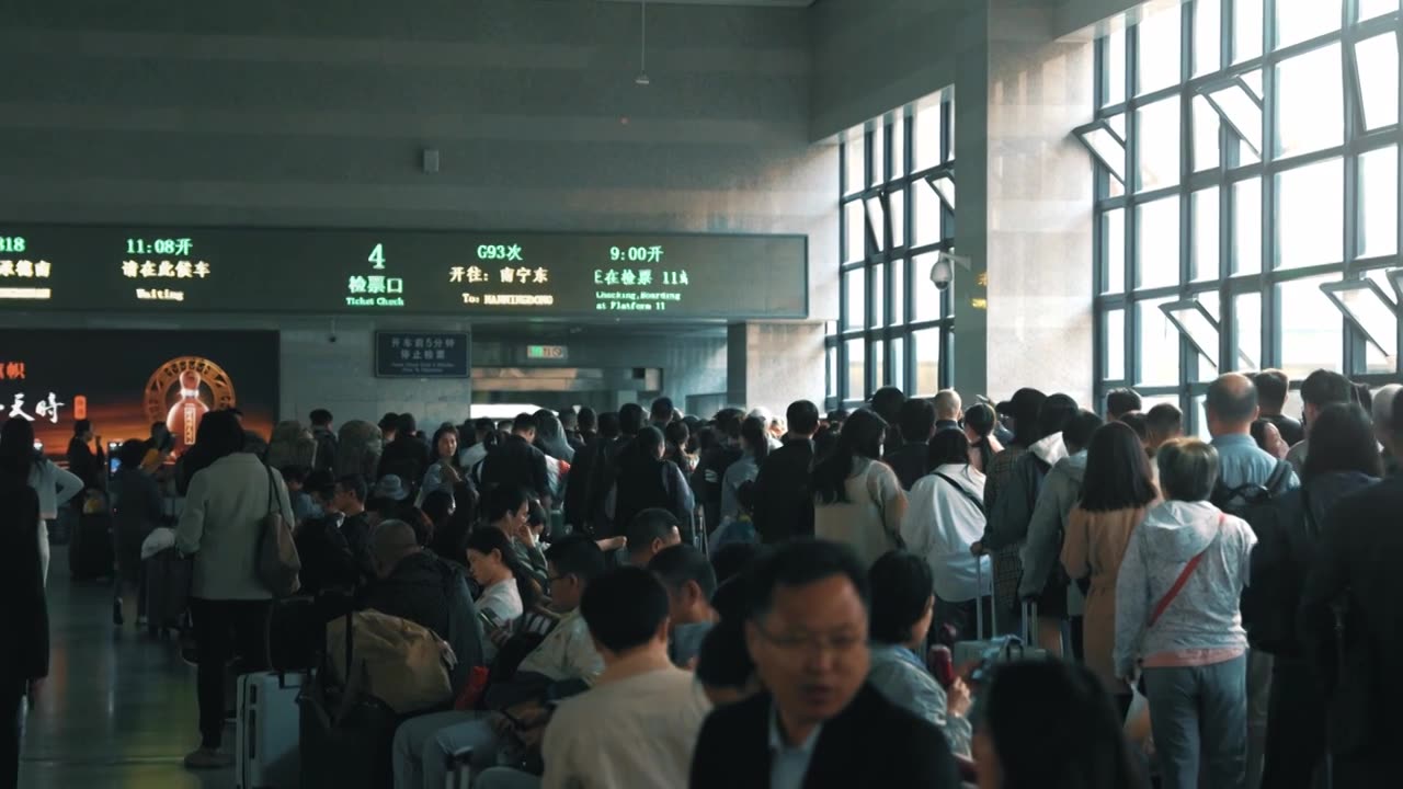 北京西站准备检票的乘客视频素材