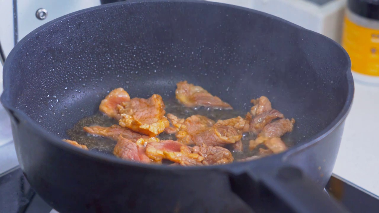 东北家常菜土豆炖豆角视频素材