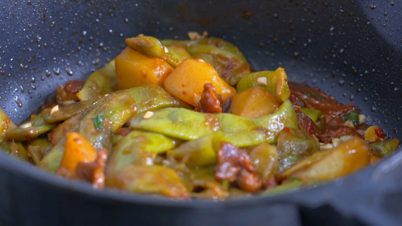 东北家常菜土豆炖豆角视频素材