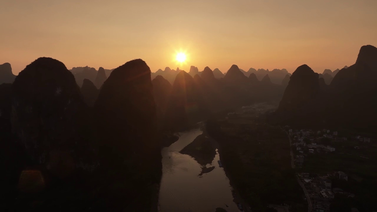 日落时分丁达尔光线照耀在桂林山水桂林 诗画山水 中国山水风光 山水 山水风光漓江 漓江 广西风景 旅视频素材