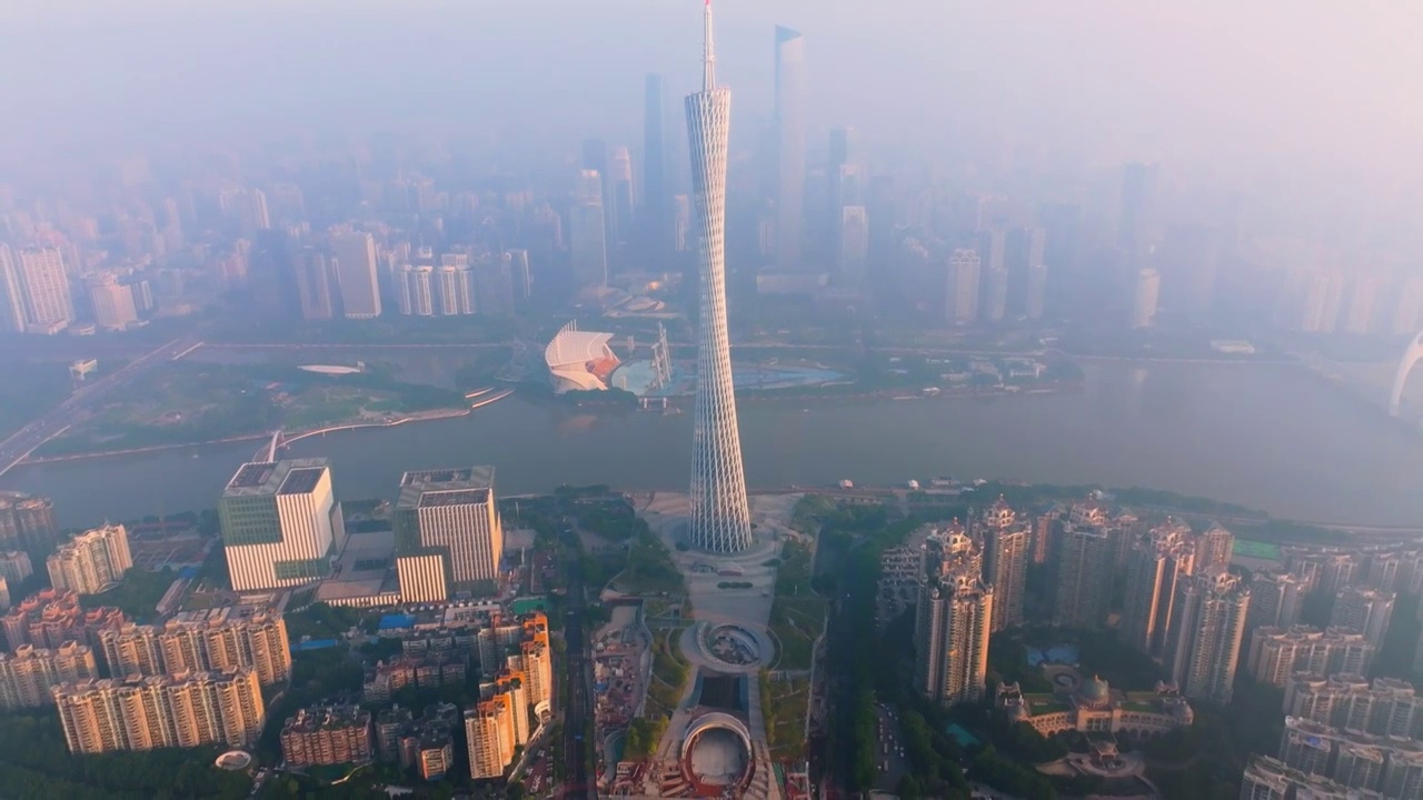 沐浴在晨光与朝雾中的广州塔，珠江，粤港澳大湾区视频素材