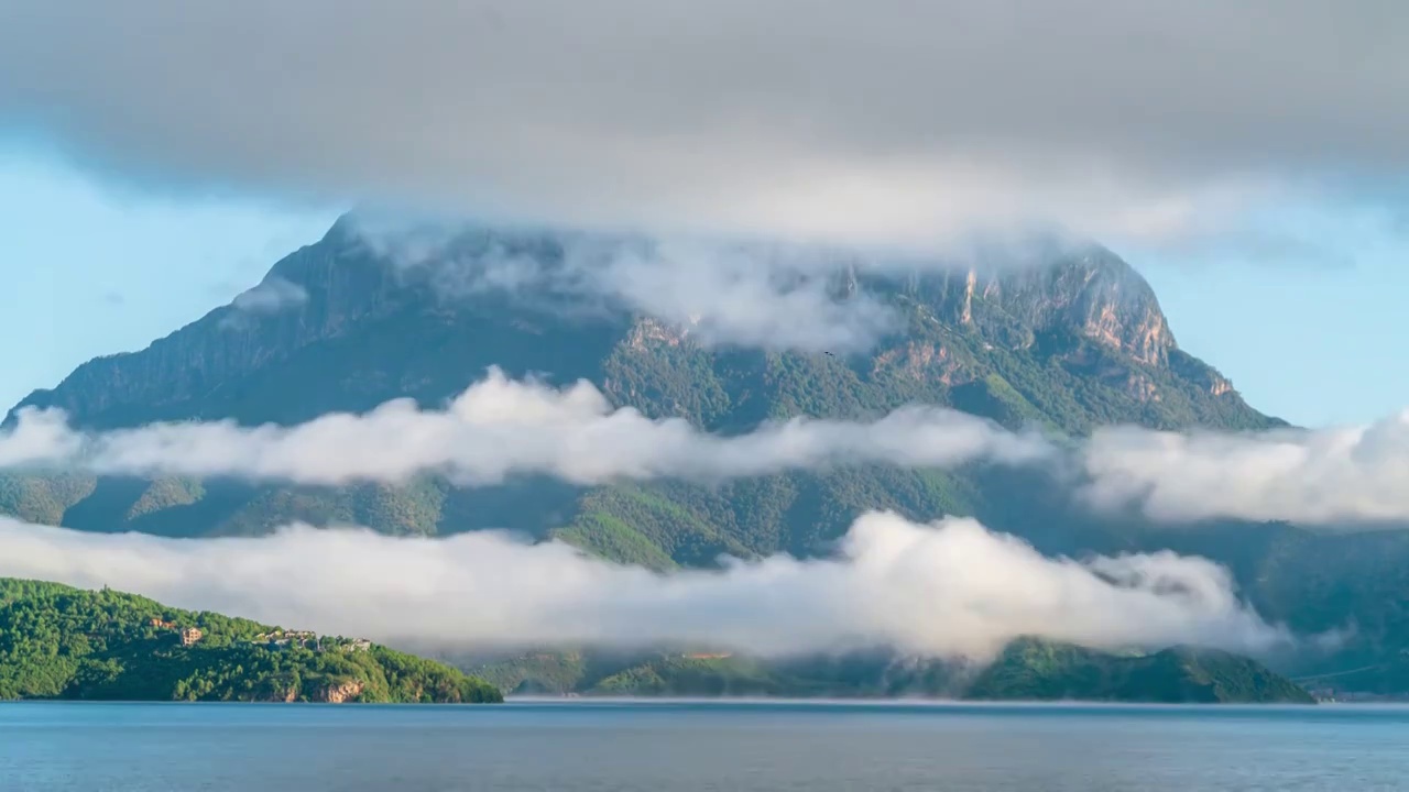 泸沽湖清晨平流雾延时视频素材