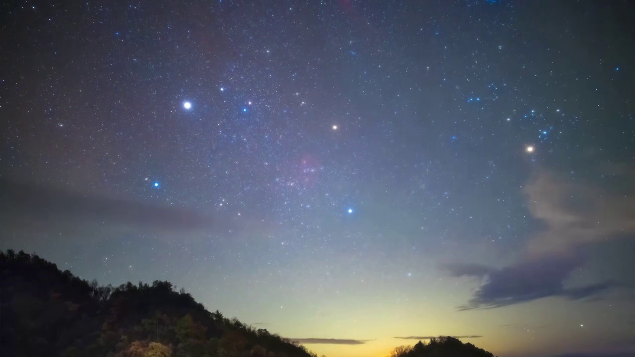 星空延时：秦岭夜空繁星与彩色星云星团视频素材