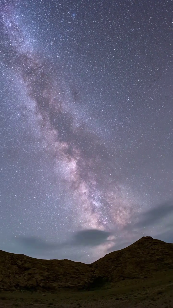 星空延时：新疆哈密怪石山-山谷与银河天空视频素材