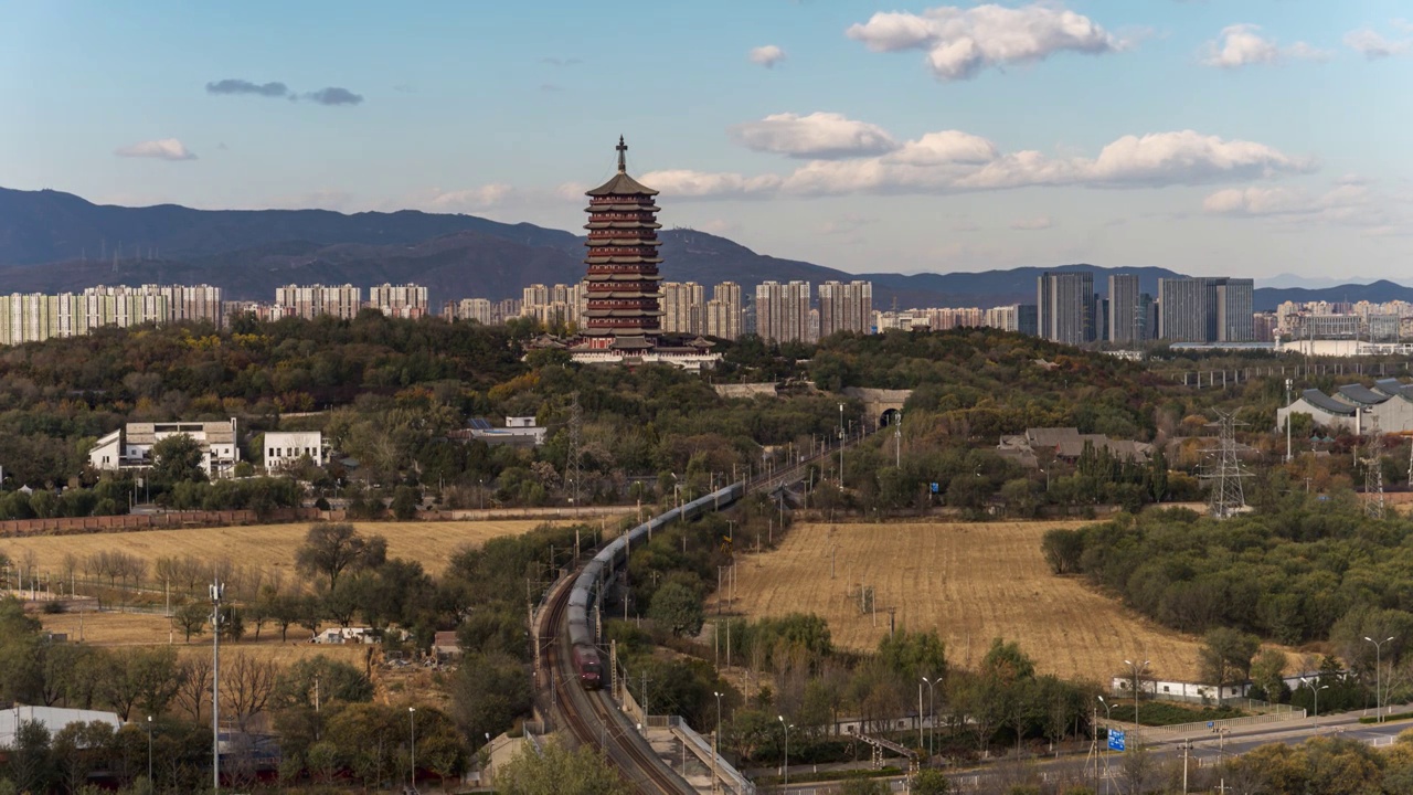 北京园博园永定塔与京广铁路线西长联络线上行驶的绿皮火车视频素材