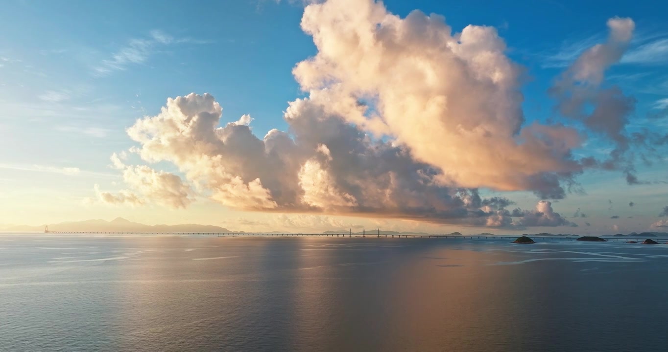 航拍海洋自然风光与港珠澳大桥视频素材