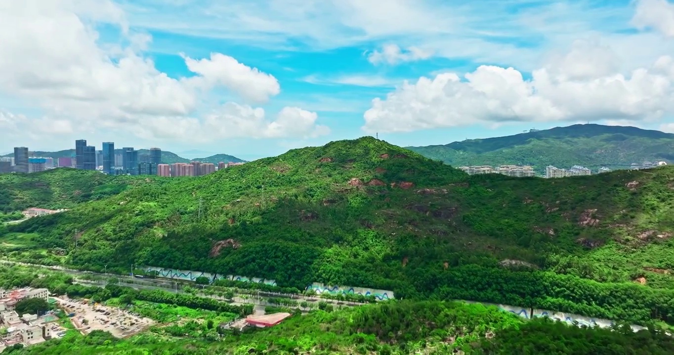 航拍珠海山脉自然风光和城市天际线视频素材