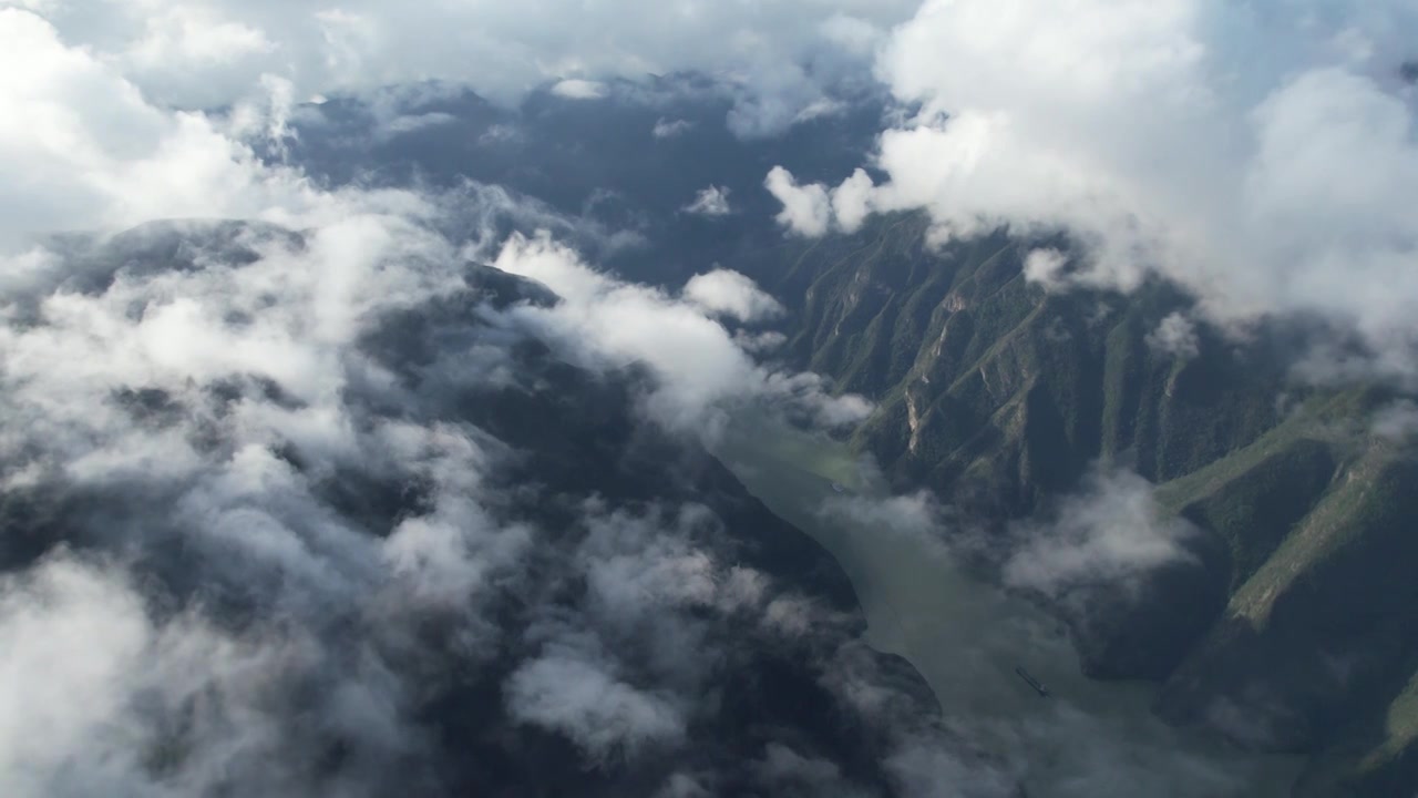 4K三峡巫峡神女峰云雾缭绕山河风光航拍视频素材