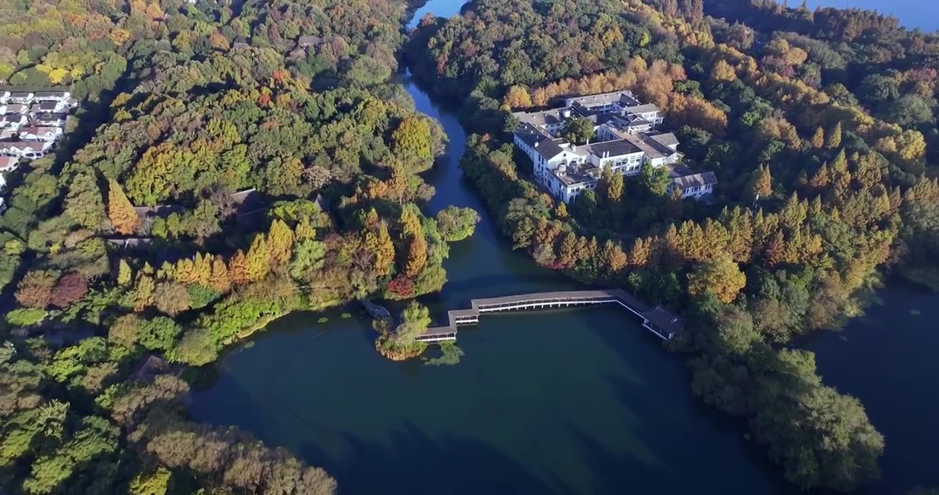 俯拍杭州西湖浴鹄湾霁虹桥秋色视频素材