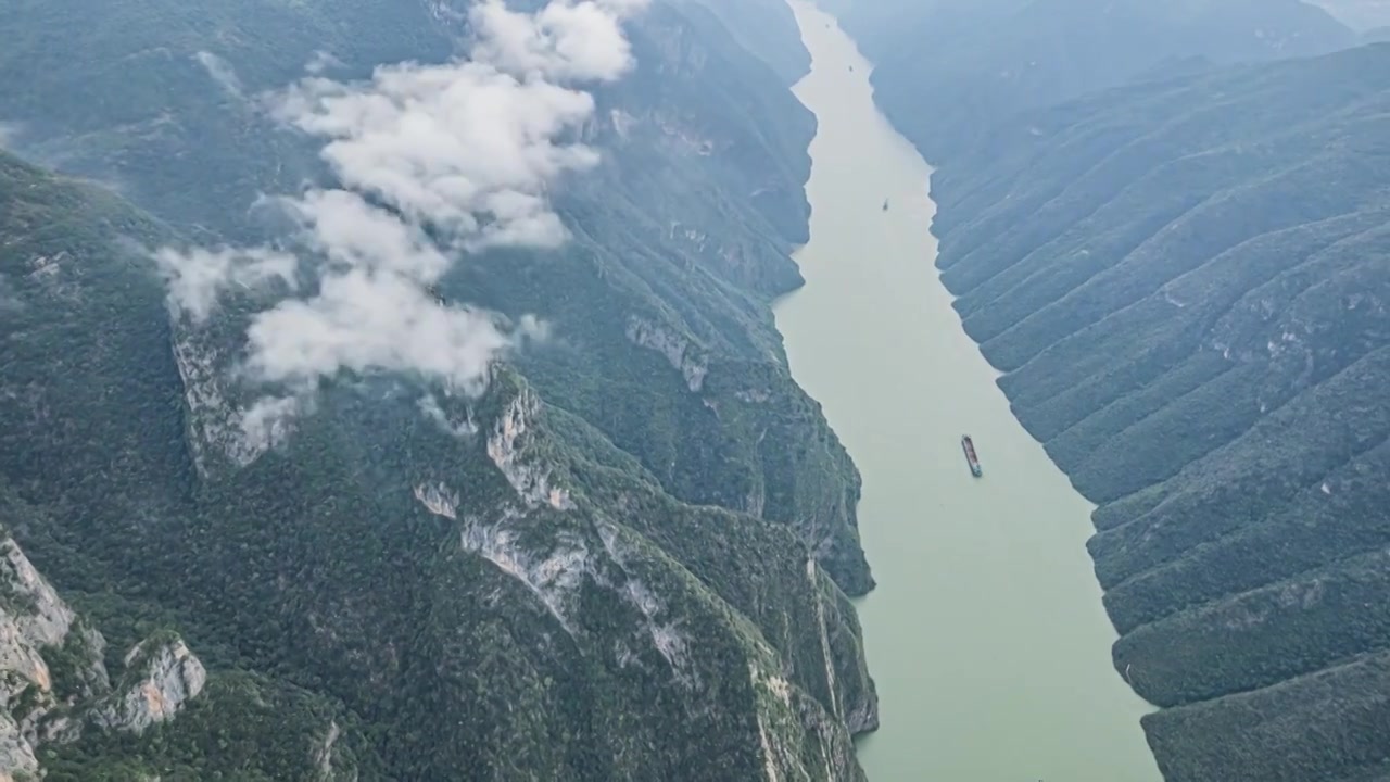 8K震撼重庆巫山长江航道远眺巫山县城延时视频素材