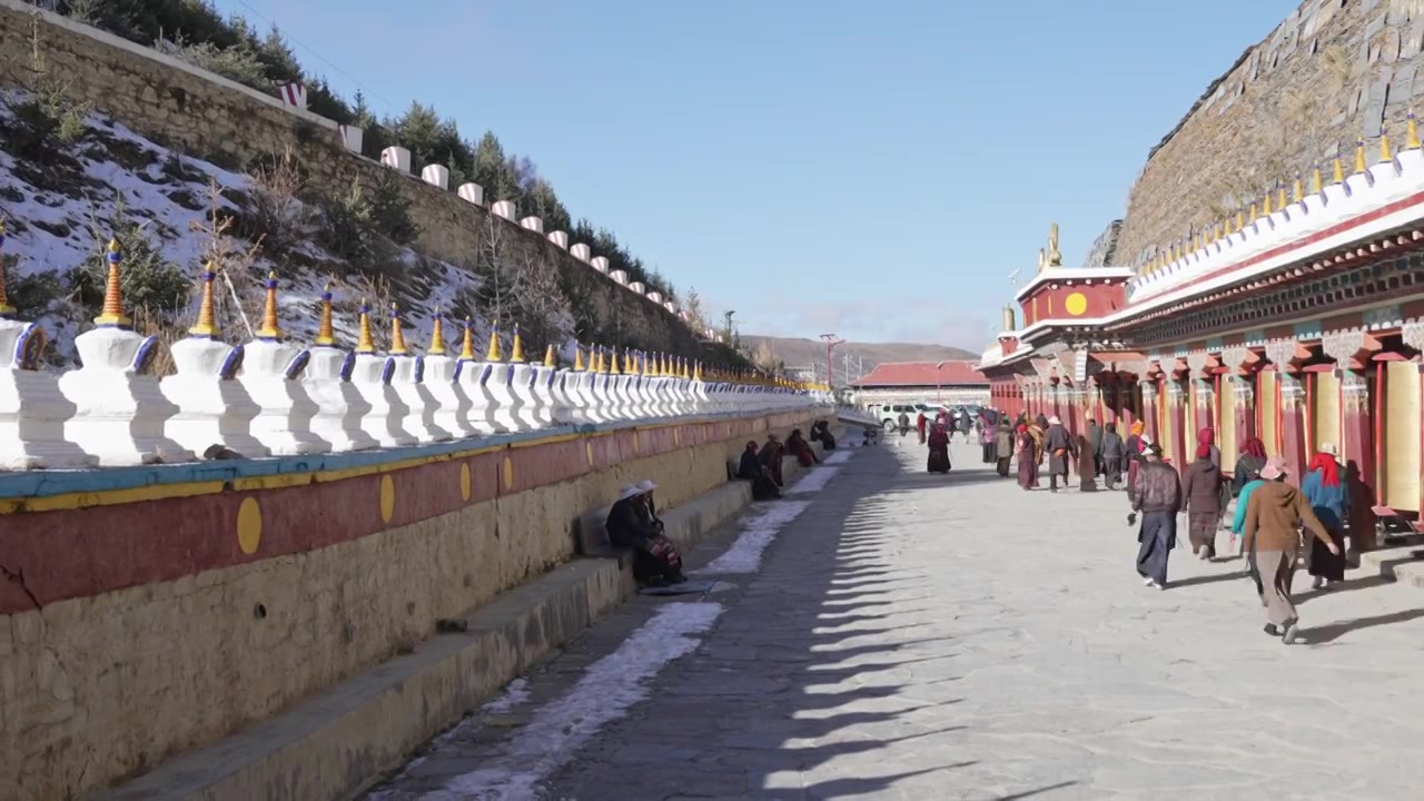 川西寺庙转经人（有背景音乐）视频素材