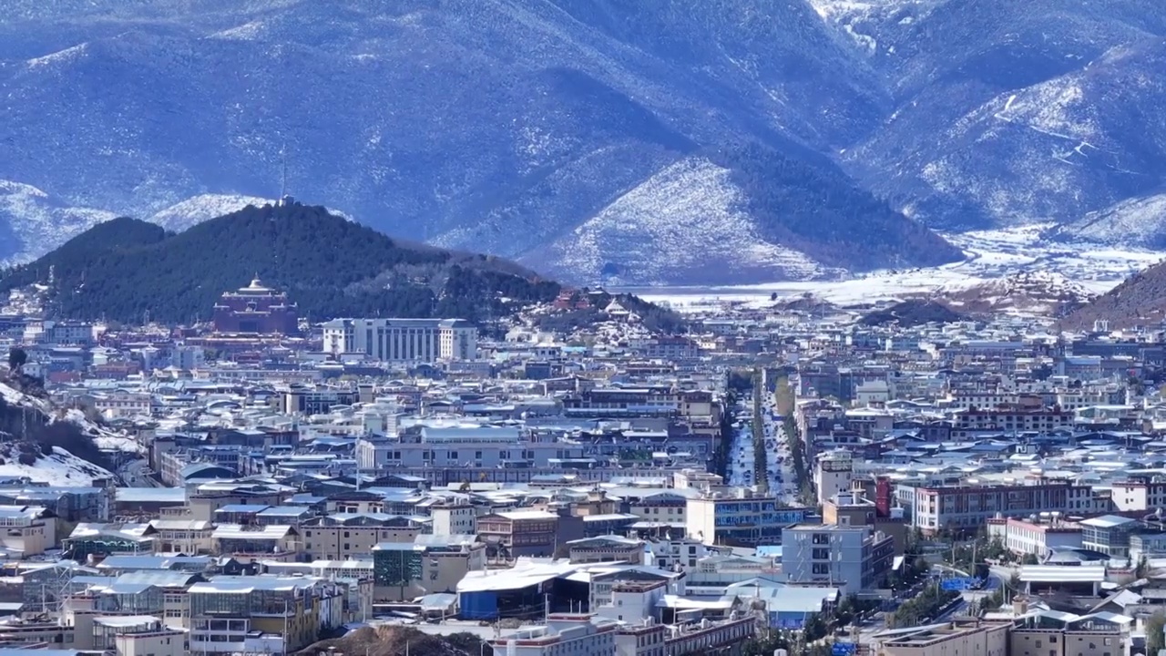 雪后的香格里拉 街道的远处的山及桑那水库视频素材