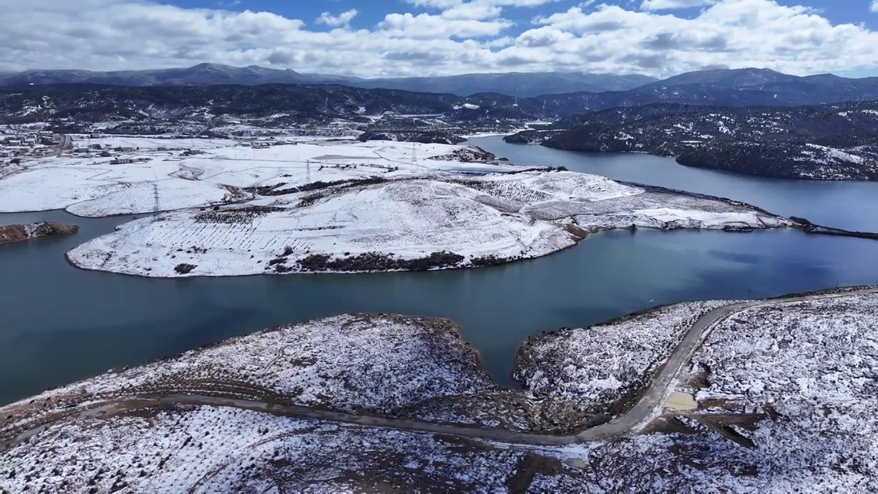 雪后的香格里拉 街道的远处的山及桑那水库视频素材