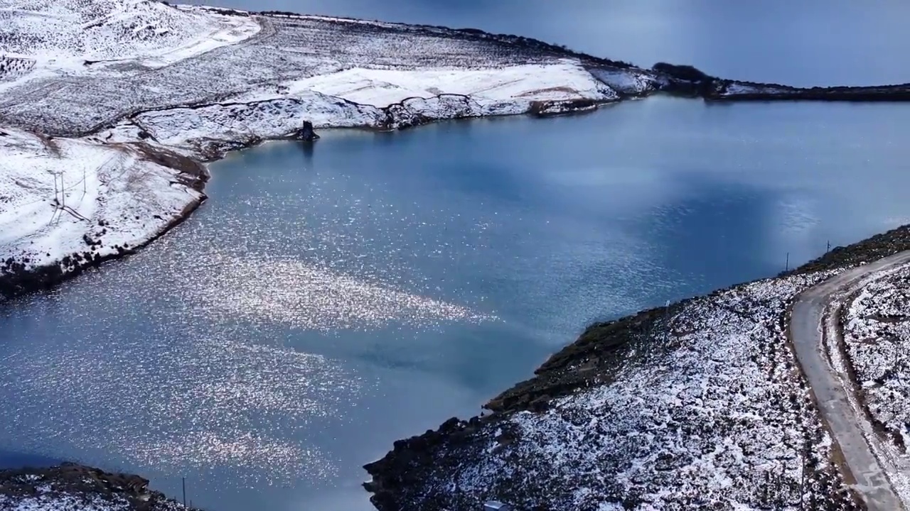 雪后的香格里拉 街道的远处的山及桑那水库视频素材