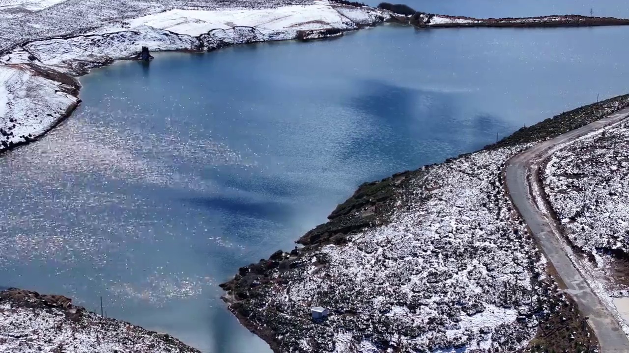 雪后的香格里拉 街道的远处的山及桑那水库视频素材