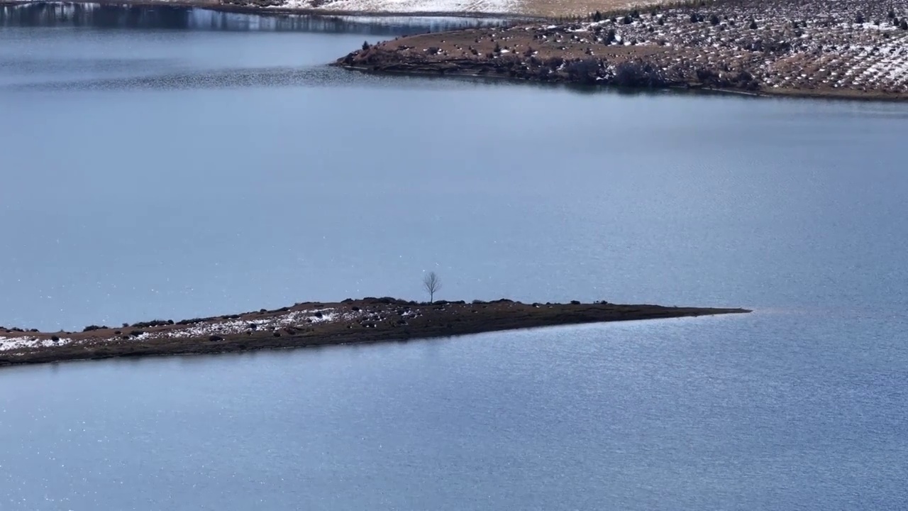 雪后的香格里拉 街道的远处的山及桑那水库视频素材